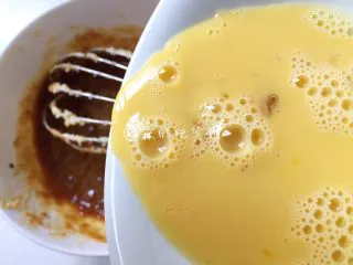 奶香咖啡面包,鸡蛋打散，然后分三次加入咖啡黄油糊中