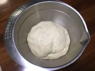 北海道吐司（70%冷藏中种）,放入冰箱冷藏发酵17小时以上，发酵至3-4倍，有微微酸味