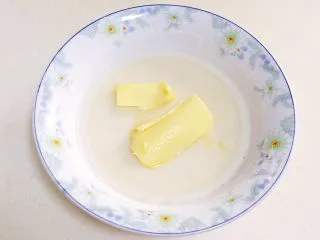 火龙果麻薯面包,取出蒸好的麻薯，放至温凉，加入黄油，用手把黄油揉进麻薯内。