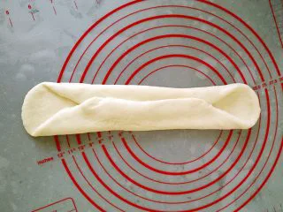 中种北海道吐司,左右两侧往中间折叠