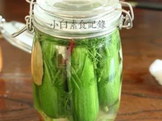 自制俄式酸黄瓜,根据瓶子大小将一两大匙盐和适量水一起煮开，冷却至常温后倒入瓶中没过黄瓜密封，20度室温发酵10-14天即可