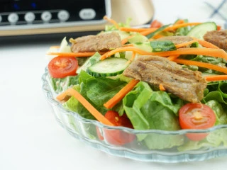 #东菱牛排机测评#爱是几分熟，我只要五分就好,东菱牛排机，顾名思义是一台专门烤牛排的机器。可以智能的检测牛排的厚度，做出适合的几成熟。其实它的功能不仅于此，还有其他的智能菜单“猪扒”、“鸡翅”等等。可以自动的智能菜单煎烤肉排，还可以手动的烧烤模式，比较多功能，今天我们就从拆箱、实测和我个人的使用心得来看看这款东菱牛排机性能怎么样。 