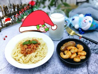 番茄肉酱意大利面＋虾仁＋烤肠,开吃了呦～营养美味的西餐。