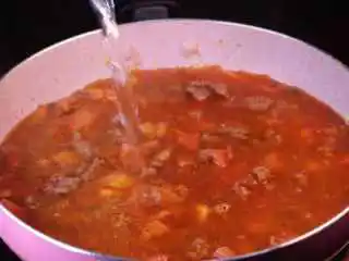 教你一个拌面的新吃法，口感爽滑劲道,将酱料炒匀后，加入适量的清水。清水的量稍微淹没过牛肉即可。