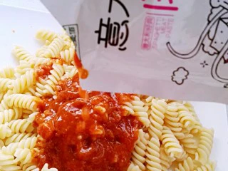 快手螺旋意大利面,肉酱剪口倒意大利面上。