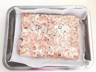 美味小零食 别样雪花酥,再翻面，把另一面也均匀的撒一层干奶粉，自然晾凉后再切块