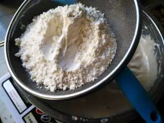 百香果蜂蜜纸杯蛋糕,筛入低筋粉