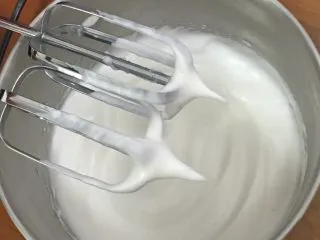 酸奶乳酪蛋糕,加入最后的细砂糖，搅打至打蛋头有直立的小尖峰。