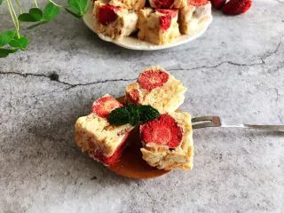 网红草莓雪花酥,切好的成品