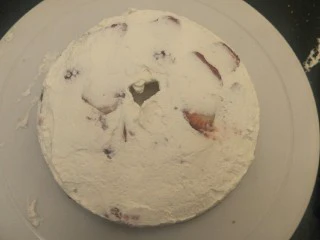 奶油草莓海绵蛋糕,草莓上,继续加入一层奶油。