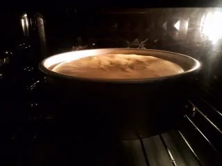 八寸戚风蛋糕,此时烤箱预热完毕,模具放入烤箱,上火140度,下火150度烤40分钟