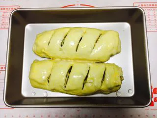 最爱面包➕新疆三果大列巴,用小刀在大列巴表面割4刀，割的深度要深些。