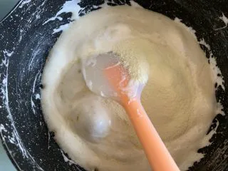 超级拉丝牛轧饼干,再加入奶粉，这个时候可以关火了