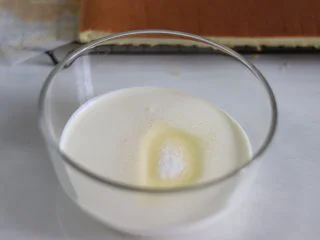 瑞士蛋糕卷之雪融蛋糕,做圣诞应景美食,先做裹入的淡奶油,加入糖粉或细砂糖,打发到约8-9分比较硬的状态。