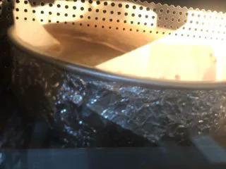 十寸古早蛋糕,因为是小烤箱，上色后需要加盖锡纸。这里大概是进入烤箱35分钟左右。