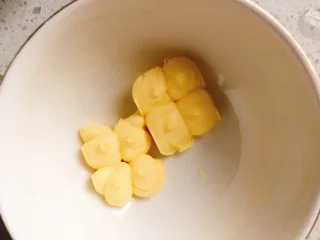 杂蔬沙拉面包,取20克黄油。