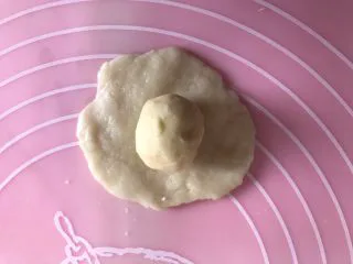 蛋黄酥（黄油版）,油皮擀成圆片包裹上油酥