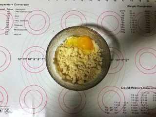 红豆沙小小酥,3、倒入全蛋液。