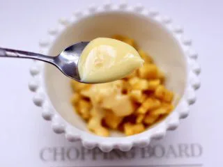 馄饨皮香蕉派,把切好的香蕉放入容器里，加入炼乳。