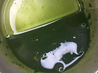 大理石花纹磅蛋糕,冷却后加入2g抹茶粉