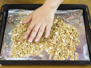 能量棒24m+,烤盘放入燕麦，上下火160度烤10分钟