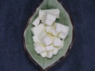 意面经典cp 青酱君,奶油奶酪切块，也可以用现抛的芝士碎。