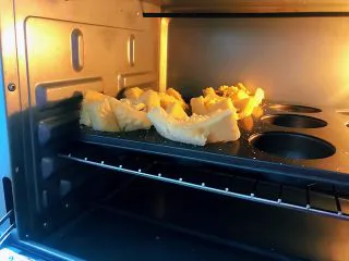披萨吐司盏，补钙、补充胶原蛋白,烤箱180度预热，中层烤8分钟即可，具体时间和温度请根据自家烤箱调整到最合适温度。
