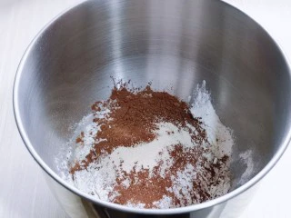 懒人必做~巧克力贝果,将牛奶,盐,糖,可可粉,高筋面粉,酵母粉加入厨师机中,启动厨师机1档揉面10分钟。