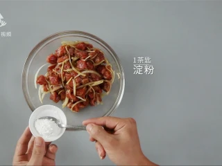 西餐中做的天津名菜，黑蒜子牛肉粒,加入1茶匙淀粉