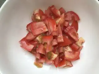 好吃的意大利蘑菇肉酱面,西红柿洗净切成小块。西红柿的拔子一定要切掉。可以切的小块一些。