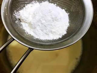 无油樱桃克拉芙缇,筛入低粉和泡打粉