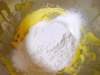 万圣节蜘蛛饼干,筛入混合好的的低筋面粉、泡打粉和奶粉。