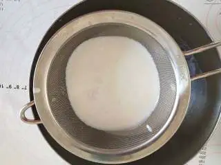 抹茶荔枝慕斯蛋糕,拌匀以后的慕斯糊过筛一遍,过滤出其中的小颗粒。将慕斯糊分成两份!一份大约三分之二!另一份三分之一就可以