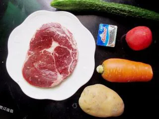 黑胡椒牛排，自制简单西餐,准备食材，牛排两面都用肉锤轻轻的将肉敲打按摩一下。