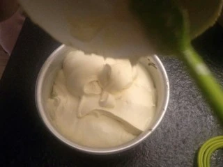 来自冬天的温暖—重芝士布朗尼蛋糕,把调好的奶酪糊倒再蛋糕上。