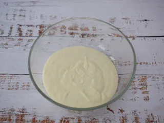 酸奶芝士蛋糕,倒入碗中