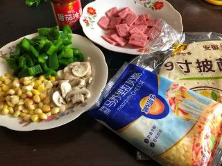 蔬菜火腿披萨,先准备好材料，口蘑切片，青椒切块，和玉米粒都先焯下水。火腿切小块备用！