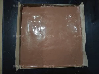 可可旋风蛋糕卷,然后挤在原色面糊上面,