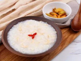 早上喜欢热乎乎的粥么……,做菜的秘诀任何一位大厨说起来一定头头是道，菜式极尽精致。但谈及熬粥，就有些讷讷不能言，大概觉得其中并无奥秘。重味令舌钝，厚味大菜之后回归本味。白粥淡而无味，正因为这样才能够大展身手，咸甜辣都能够承担。和谁它都能走到一块，吼吼