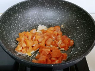 披萨新吃法~奥尔良鸡丁披萨,起油锅,加入腌制好呢鸡胸肉,小火翻炒。