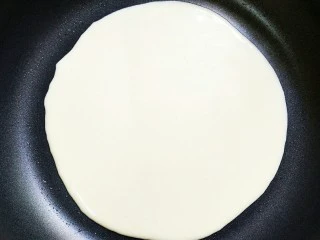 榴芒千层蛋糕,煎这个千层皮一定要冷锅,开最小火,舀一勺面糊下去,慢慢的在火上将其烘熟!