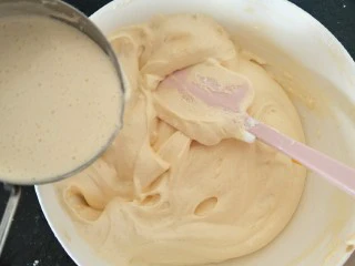 贺寿双层蛋糕(10＋6寸),过筛面粉后加入黄油和牛奶，切拌均匀。