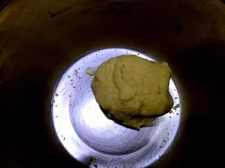 炼乳小饼干(适合新手),拌匀至无干粉状态并用手整理成团,气温太低的话可能比较散,可隔温水整理,成团即可,不要过度揉压面团