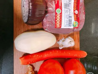 肉肉版罗宋汤,准备好所有材料