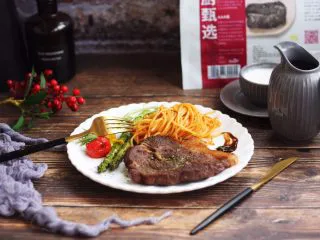 红酒黑胡椒牛排,在板腱牛排上撒上少许的黑胡椒碎、欧芹碎,浇上自己喜欢的酱汁,可以美美哒享用啦!