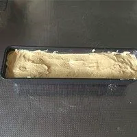 百利甜酒核桃磅蛋糕,模具中放烘焙纸防粘(不沾模具除外),放入面糊后,用小挂刀互相找平后整理成两端稍高中间稍低的状态