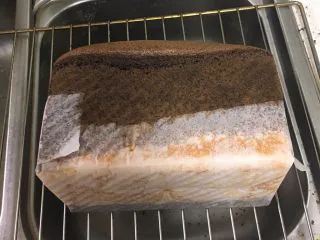 黑砖蜜豆吐司,再脱模。