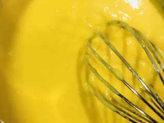 十寸戚风蛋糕（不开裂）,翻拌至光滑细腻没有面疙瘩就完成了。