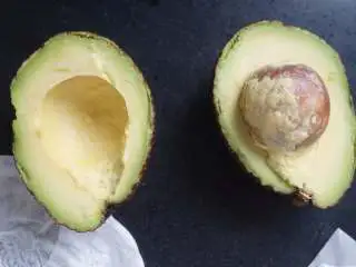 奇亚籽双色酸奶木糠杯,先将牛油果切开,去除里面的核,据说里面的核有很强的抗氧化性,不过试过太涩了