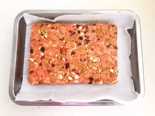 美味小零食 别样雪花酥,快速整理成型，两面压实